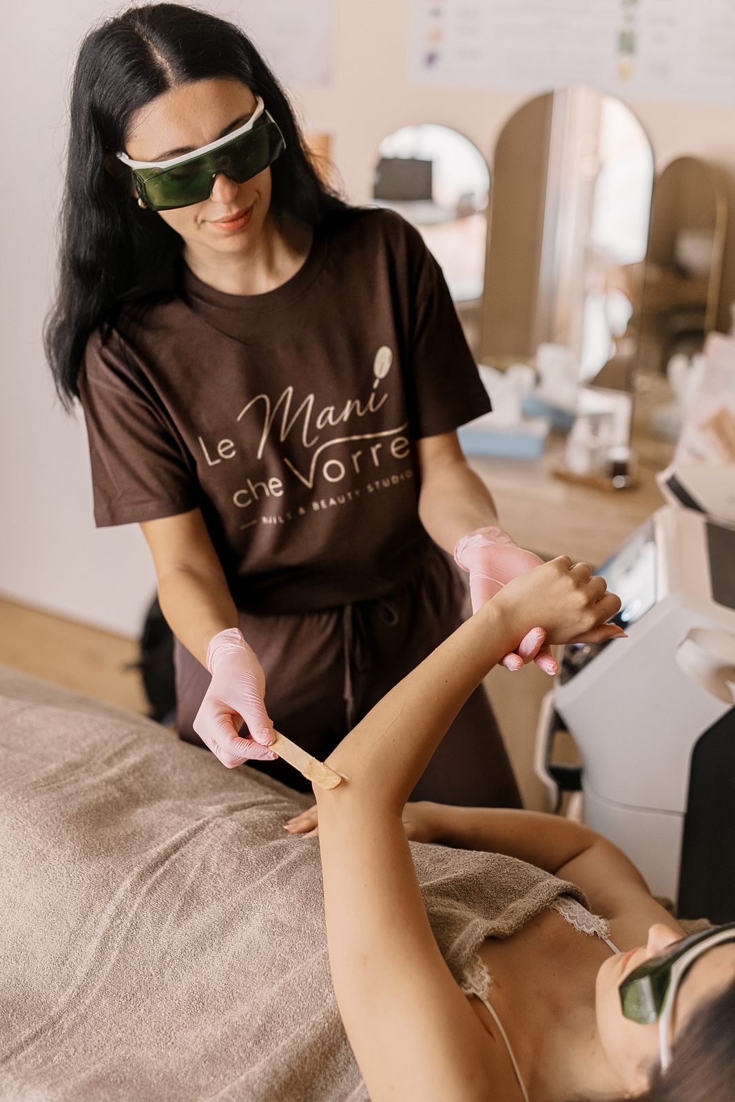 Trattamento laser Mediostar Monolith su gambe, apparecchio visibile