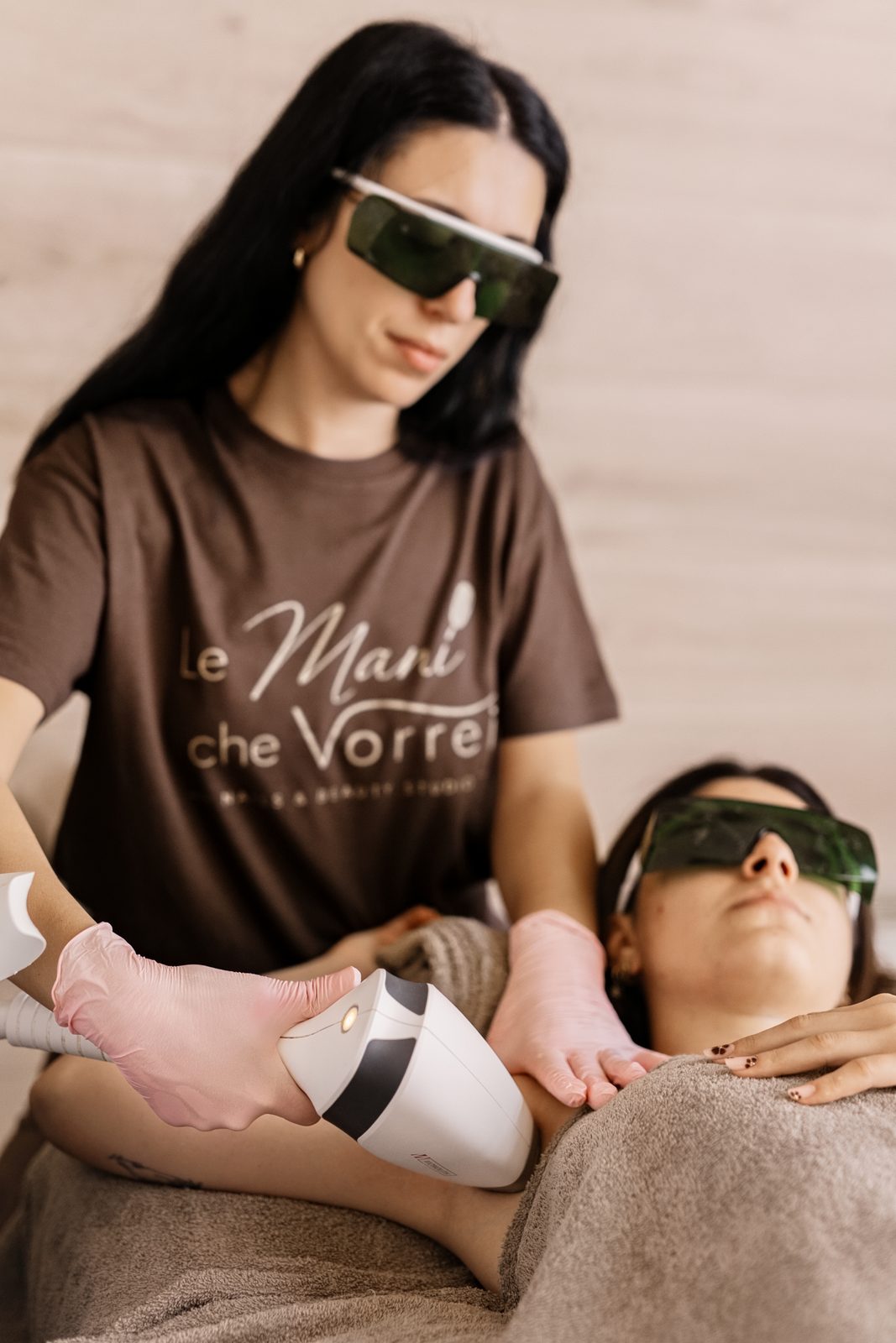 Manipolo Mediostar Monolith applicato su collo e décolleté