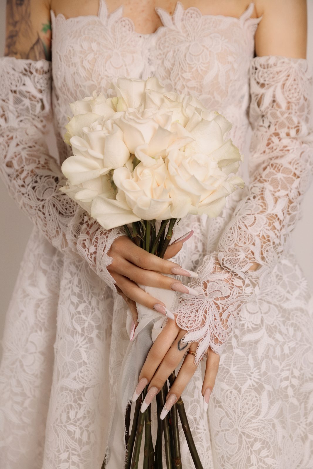 Sposa con bouquet, manicure curata — Le Mani che Vorrei