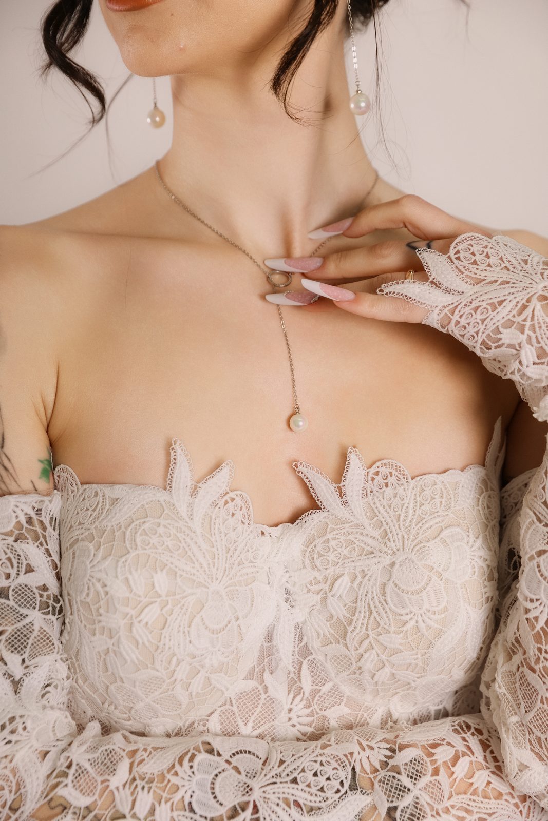 Mani della sposa, dettaglio collana e manicure — Le Mani che Vorrei